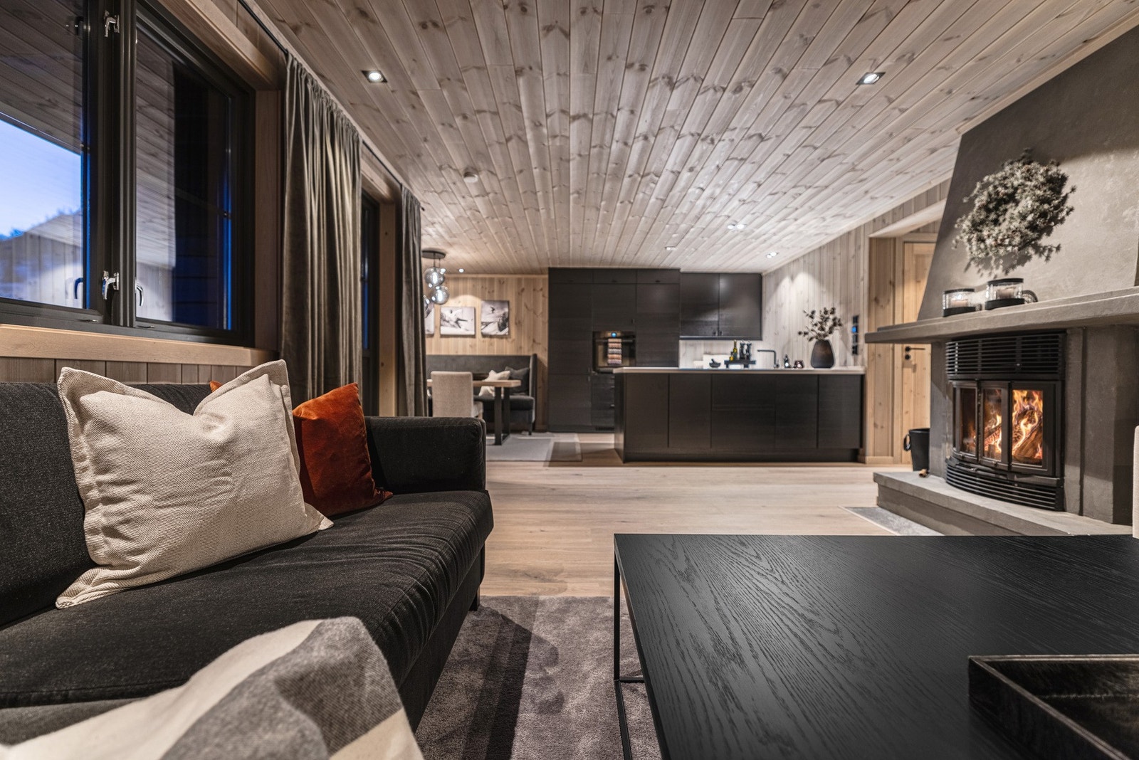 Lekker og innbydende åpen kjøkkenløsning, sett fra stuen, med god flyt mellom sonene. Galleribilde