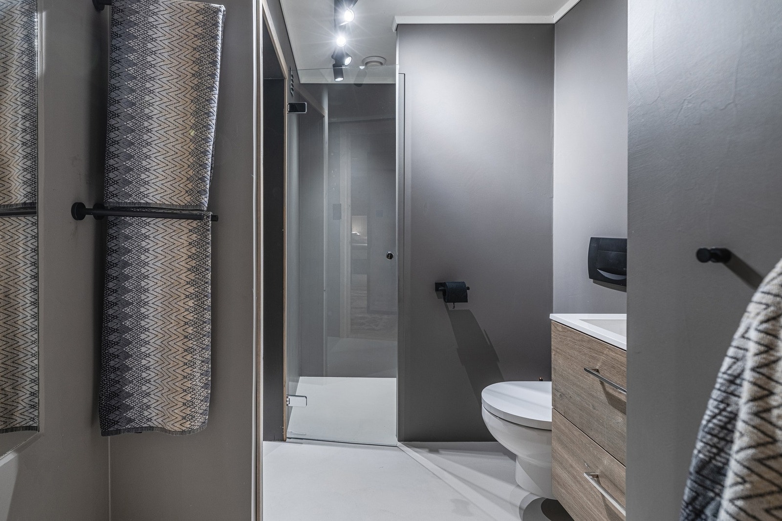 Badet byr på en lun og behagelig stemning. Her finner du moderne løsninger kombinert med en varm fjellestetikk. Galleribilde