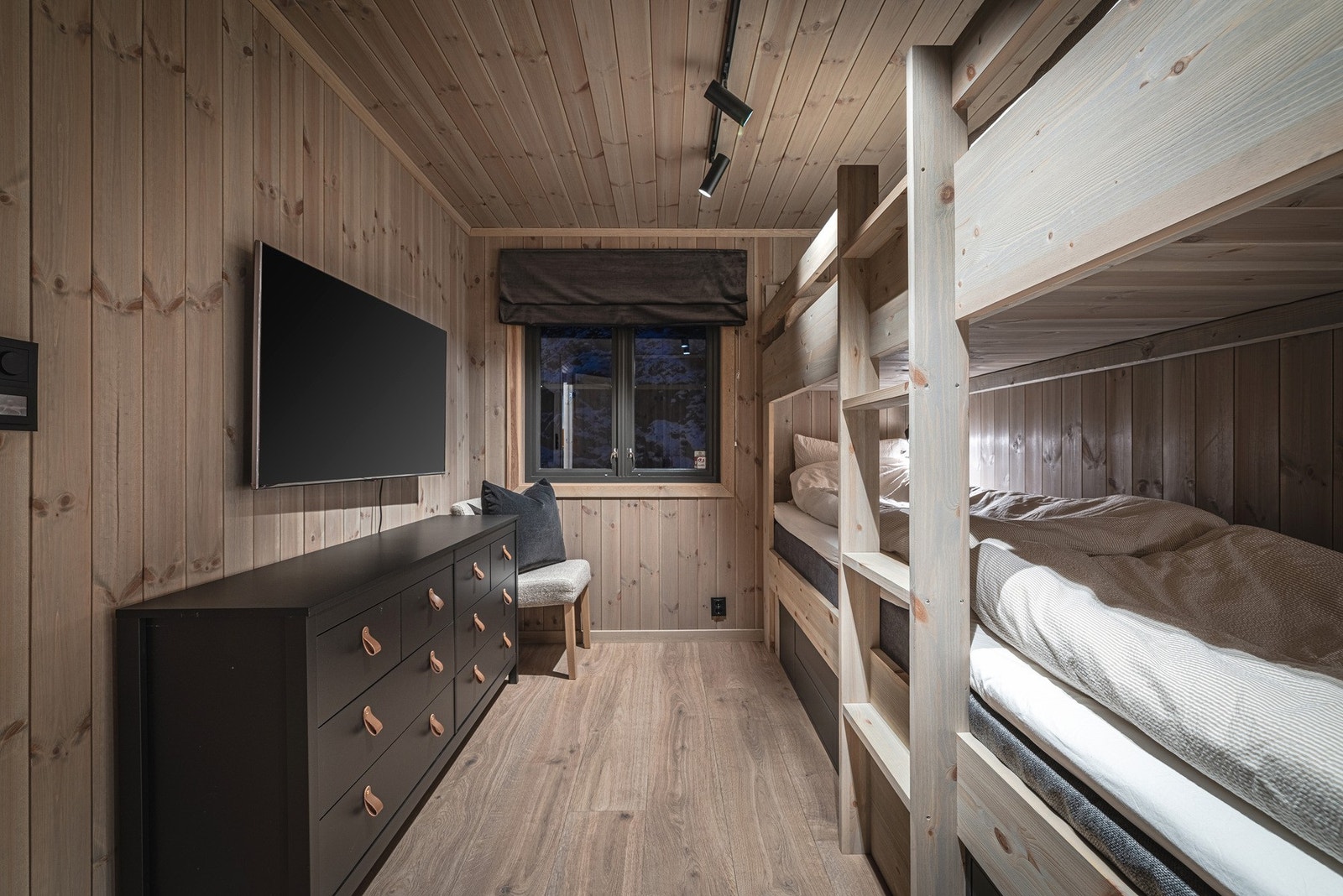 Det spesialtilpassede soverommet fungerer også godt som TV-stue for de minste. Galleribilde