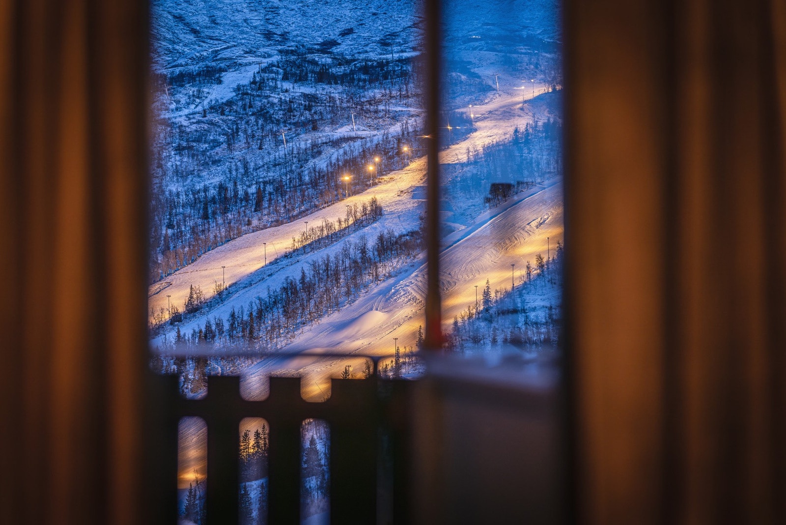 Fra stuevinduet kan du nyte utsikten over et vakkert, opplyst vinterlandskap med snødekte fjellsider! Galleribilde