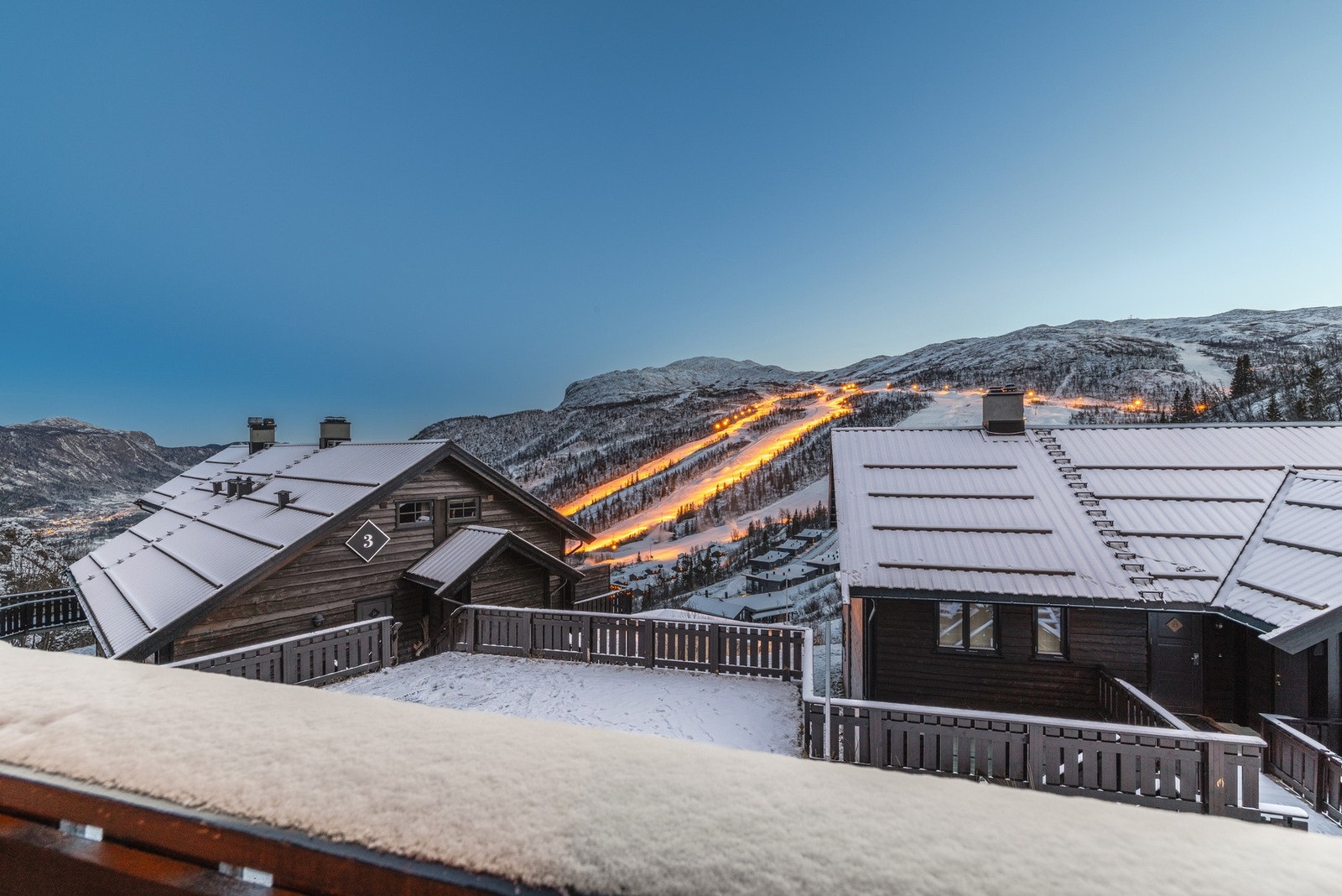 Fantastisk utsikt mot opplyste skibakker. Her er det bare å nyte den gode kveldsstemningen! Galleribilde