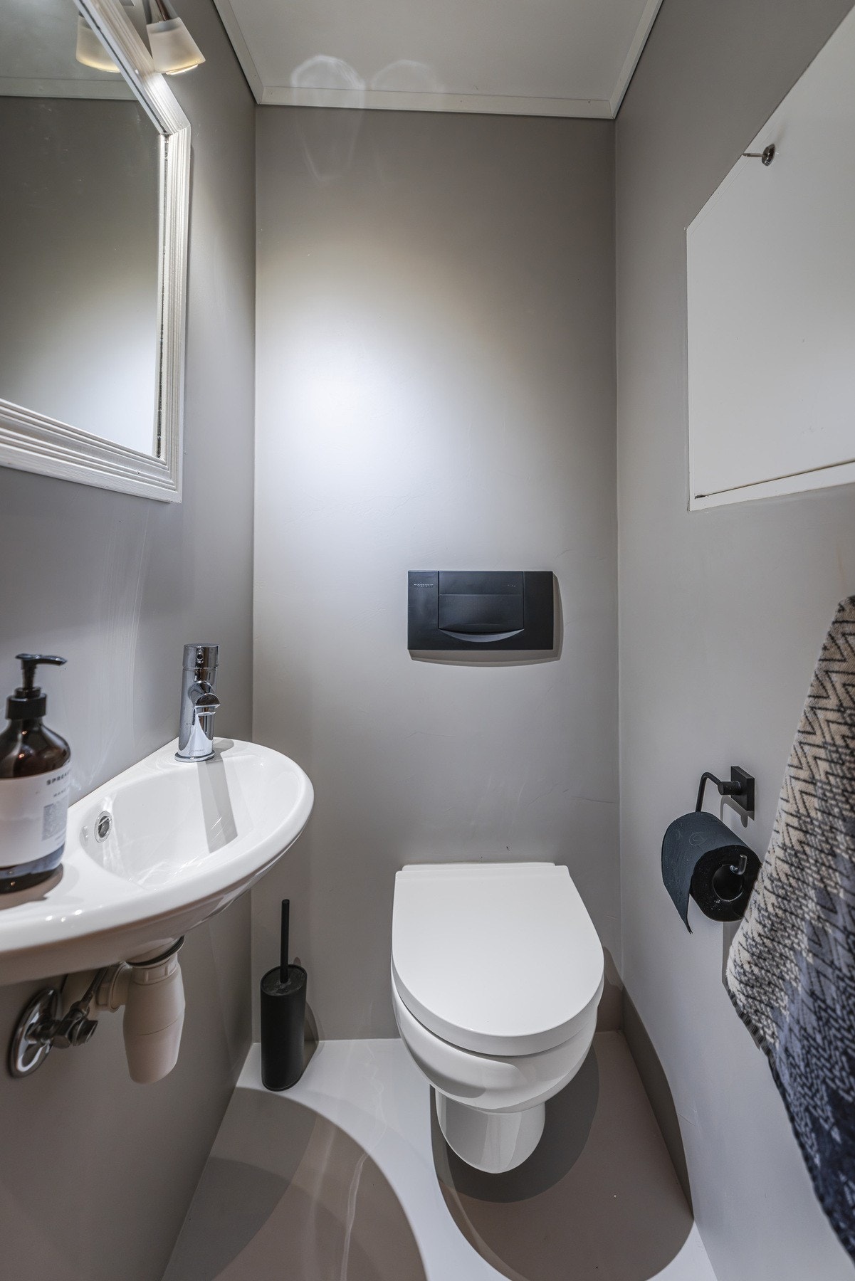 Stilrent separat toalettrom. Galleribilde