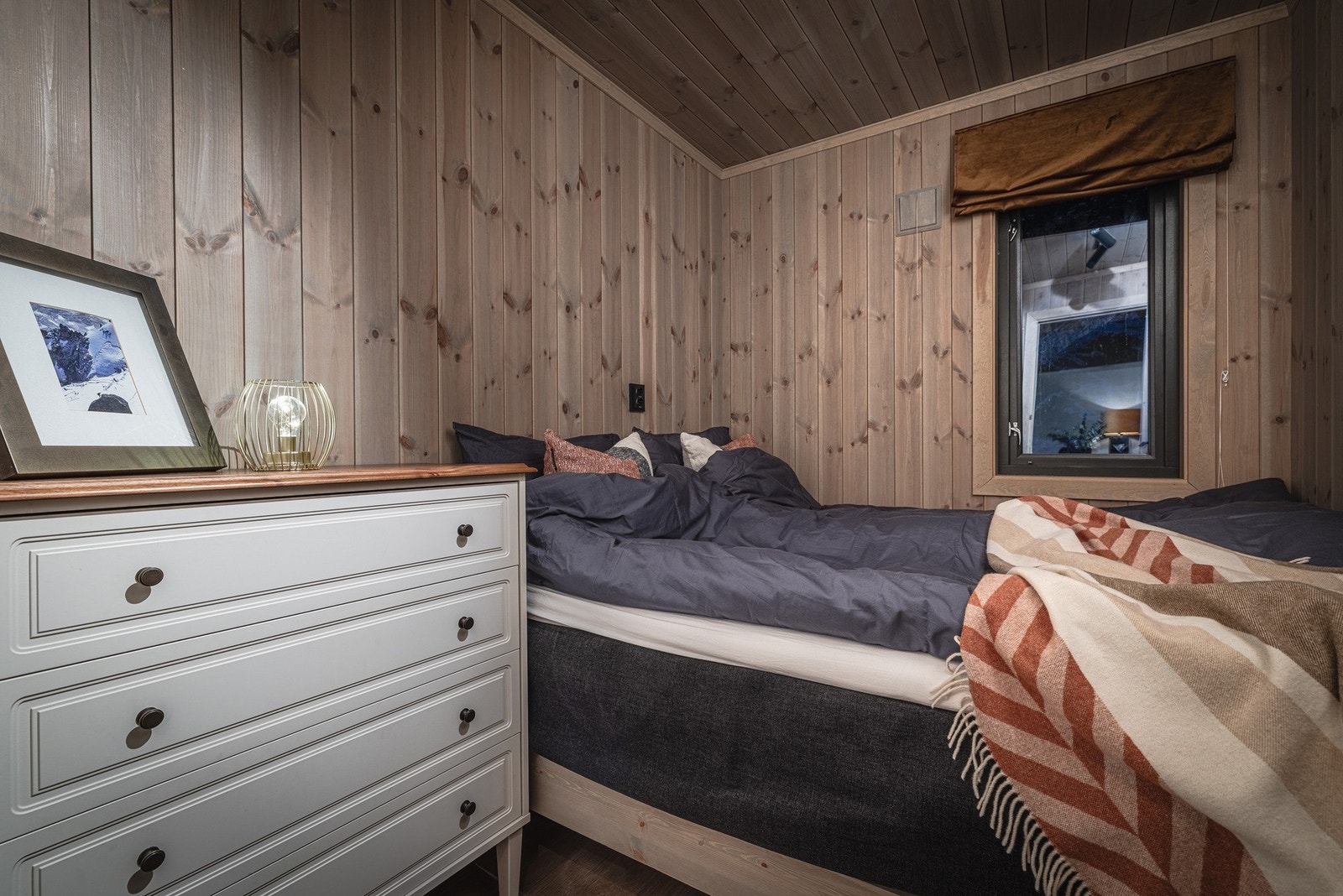 Master bedroom med dobbeltseng og hyttekos i hver detalj. Galleribilde