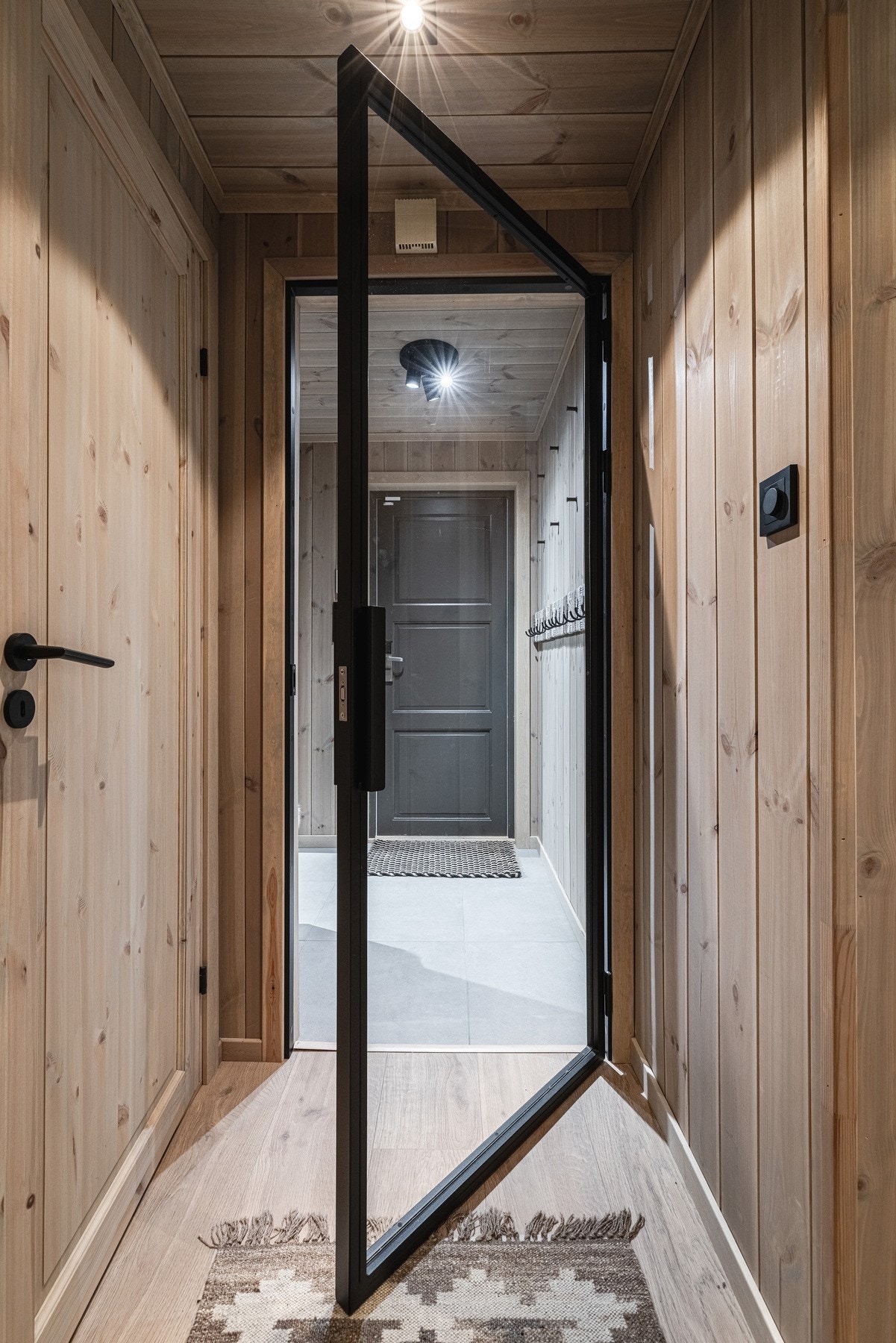 Lekker smijernsdør med glass som skiller mellom yttergang og mellomgang. Galleribilde