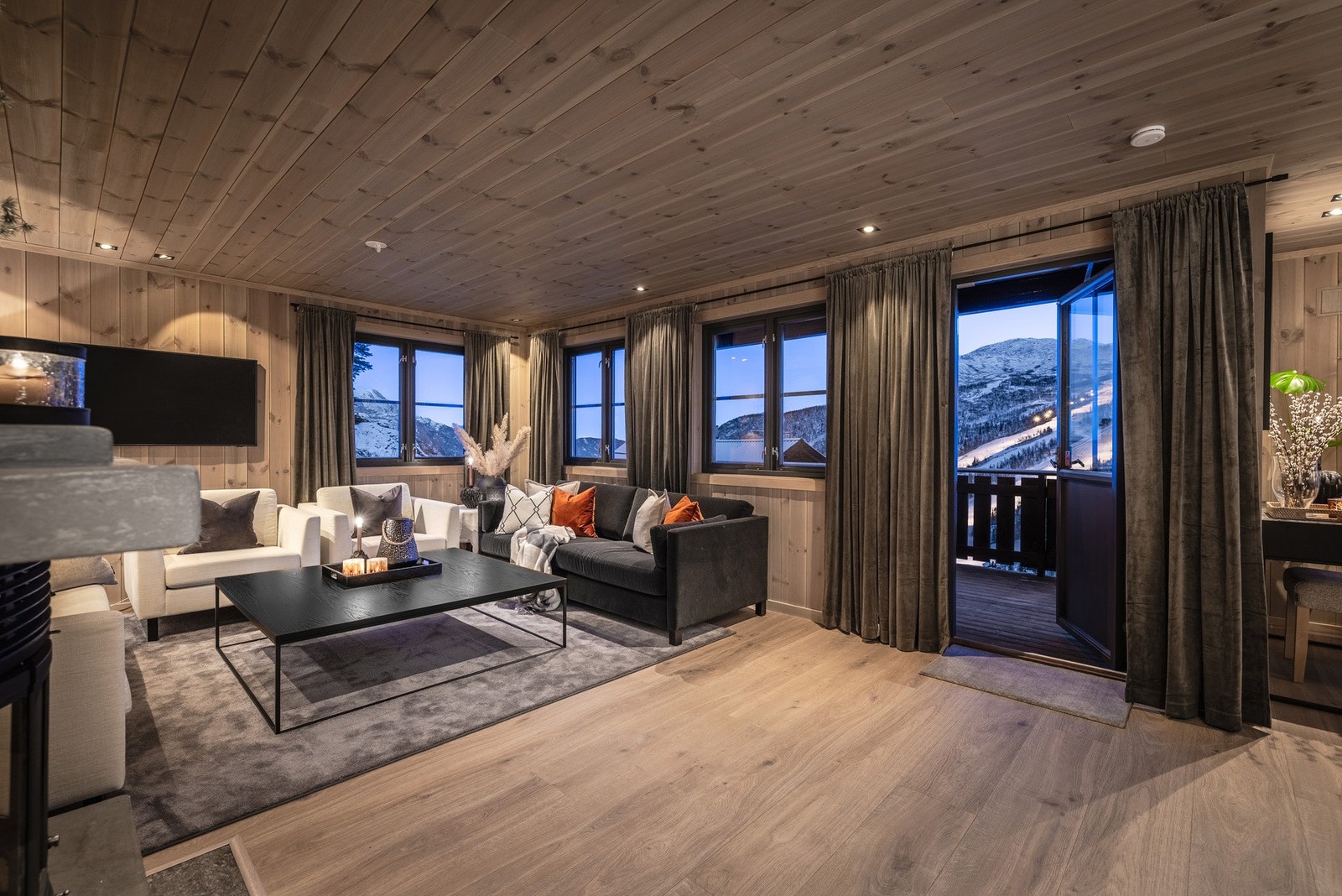Den stilrene stuen tilbyr fantastisk utsikt over snødekte fjell og skibakken - Perfekt for å nyte rolige kvelder med noe godt i glasset! Galleribilde