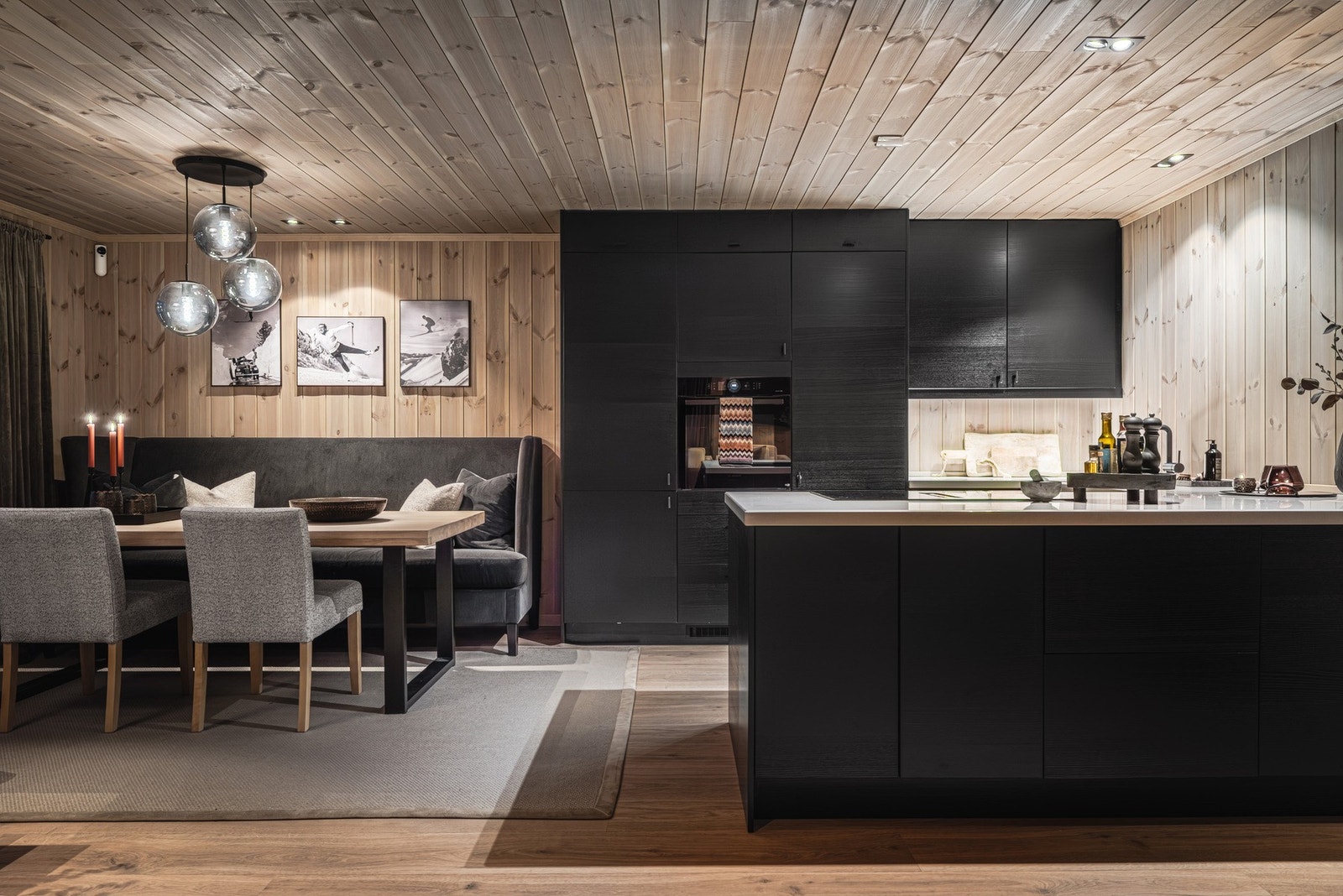 Kjøkkenet er spesialtilpasset - Her er alt du trenger til enhver "matanledning". Den åpne løsningen gjør det enkelt å være sosial samtidig som du lager mat! Galleribilde