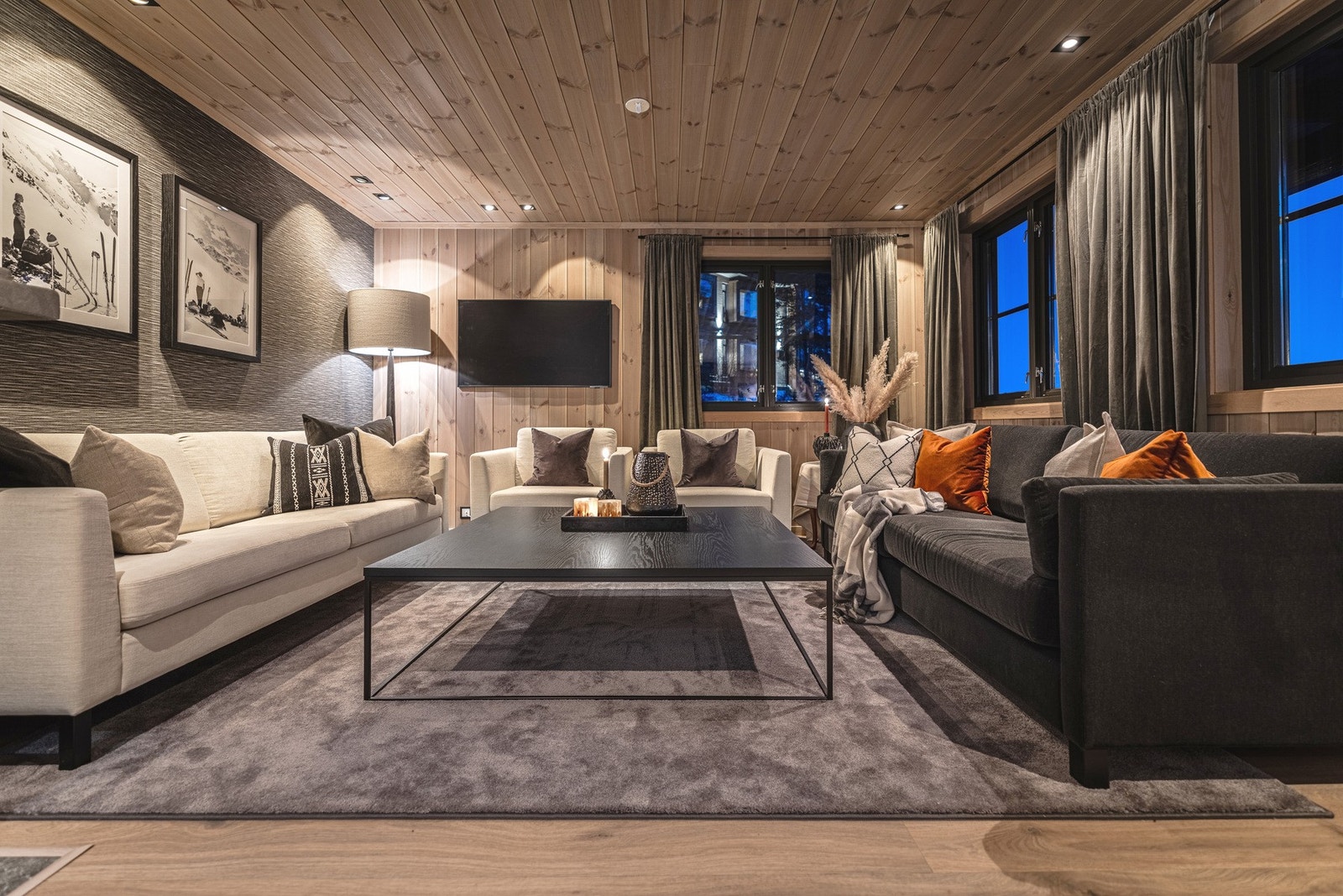 I stuedelen kan du synke ned i sofakroken, nyte knitringen fra peisen, la roen senke seg og nyte ekte hyttekos. Galleribilde