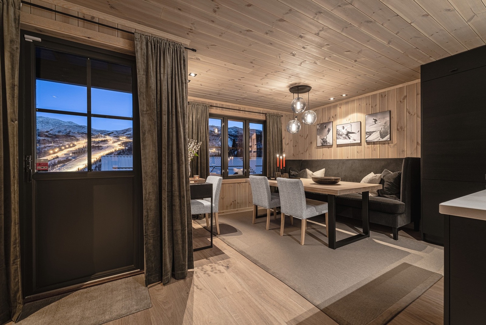 Spisestue med panoramautsikt mot fjell og skibakke. Galleribilde