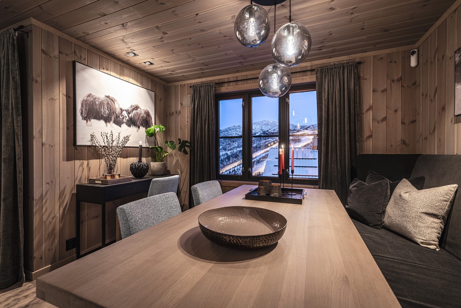 Måltider med utsikt - Fjell og bakker rett utenfor vinduet. Galleribilde