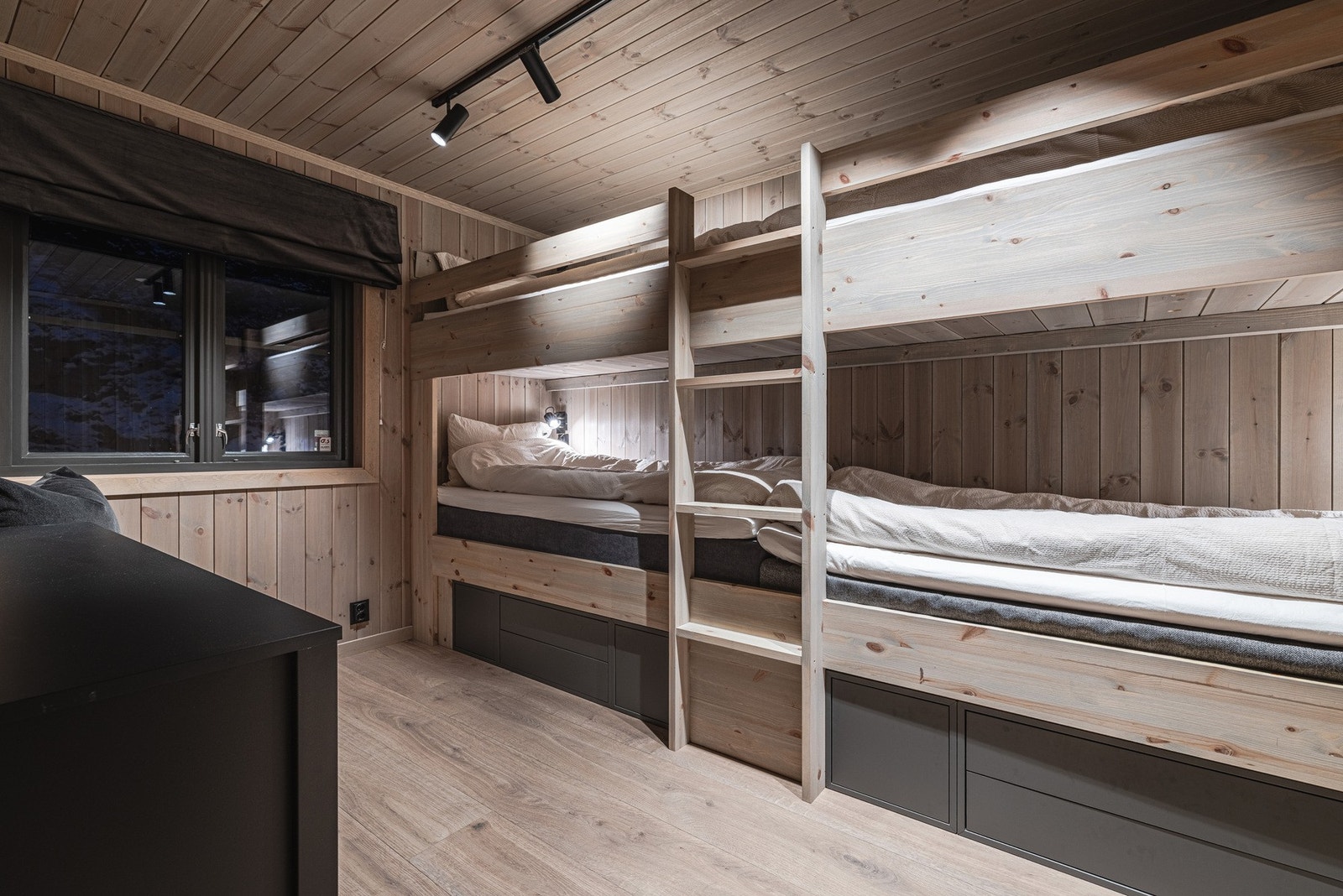 Soverom 3 er ideelt for barn eller ekstra gjester, med køyseng og smarte oppbevaringsløsninger som gjør rommet både funksjonelt og trivelig. Galleribilde