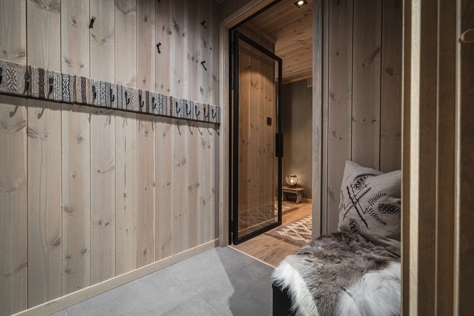 Lys og elegant gang med praktiske knaggløsninger som ønsker deg velkommen inn. Galleribilde