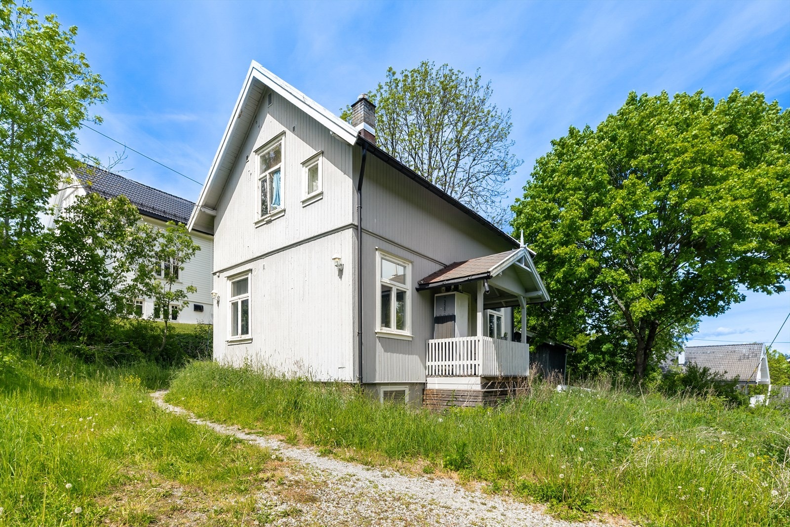 Eiendommen har gangavstand til skoler, barnehager, offentlig kommunikasjon og gode servicetilbud. Galleribilde