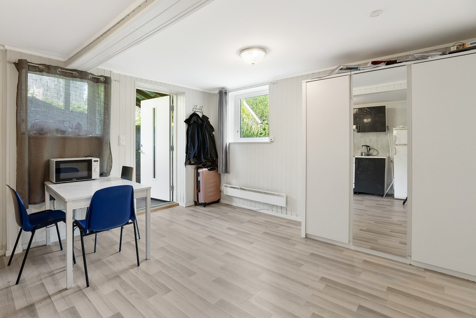 Innredning av kjeller til stue/kjøkken, bad/vaskerom og soverom er verken søkt om eller godkjent. Galleribilde