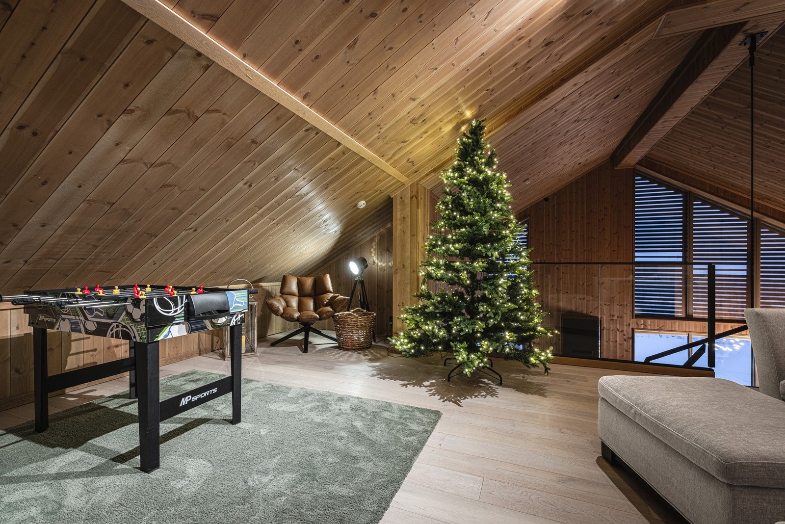 Leiligheten byr også på en romslig loftstue som gir ekstra oppholdsrom og en lun atmosfære. Galleribilde