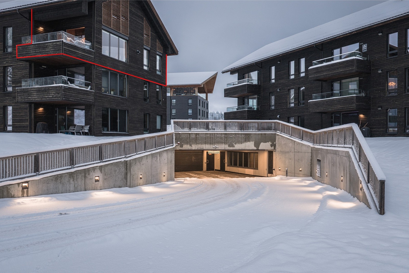 Felles garasjeanlegg rett ved leiligheten. Galleribilde