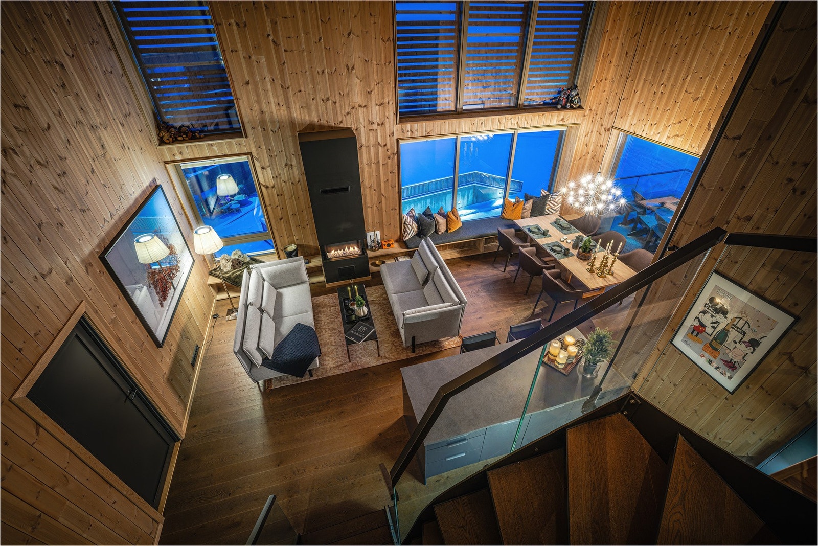 Åpen loftstue med utsikt ned mot hoveddelen av leiligheten med imponerende takhøyde som gir en luftig romfølelse. Galleribilde