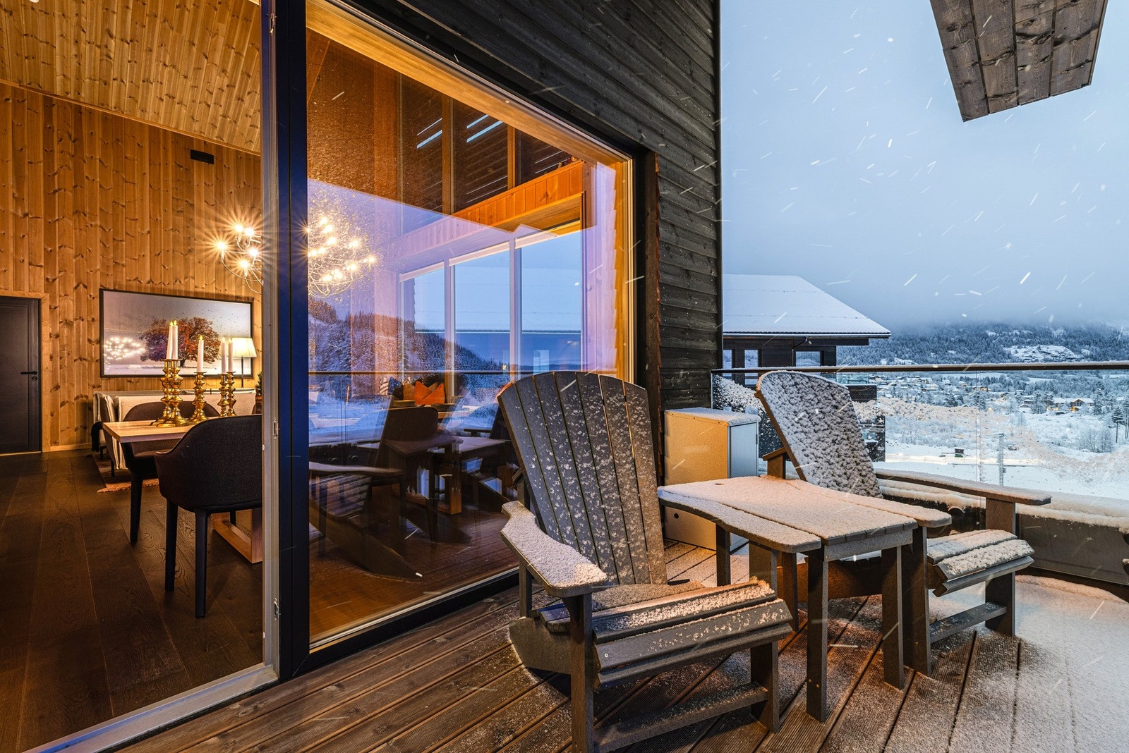 Nyt morgenkaffen eller ett glass med noe godt i fra en balkong med utsikt du aldri blir lei av. Galleribilde