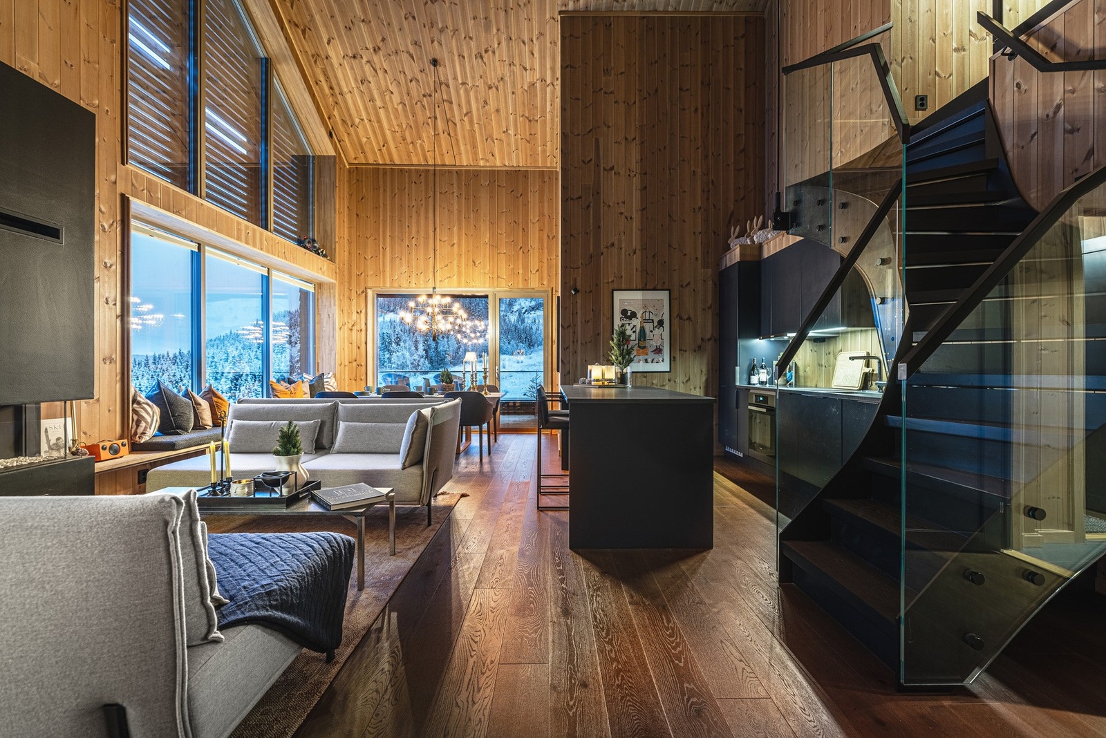 Lekker penthouse leilighet med generøs takhøyde, store vindusflater og naturlig lys som omfavner rommet - Nyt fjellet fra flere vinkler! Foto: Aurelijus Norvaisas. Galleribilde