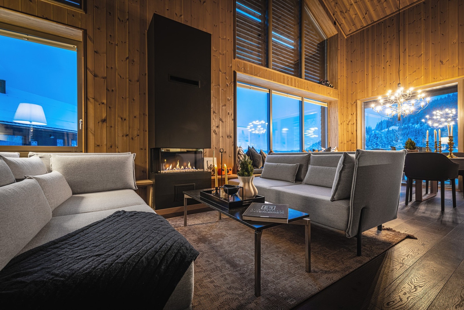 Smakfullt oppholdsrom med generøs takhøyde og direkte utgang til balkong med magisk fjellutsikt. Galleribilde