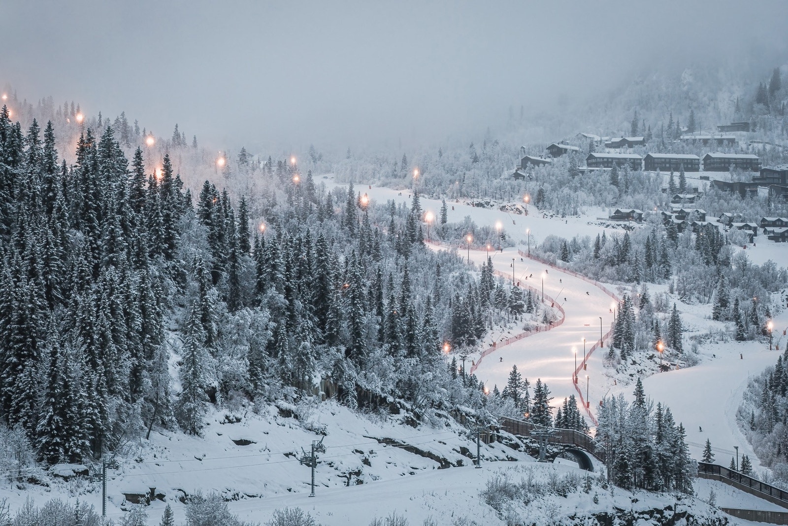 Kveldsstemning i fjellet, med lysene fra skisentret som skaper ekte hyttekos. Galleribilde
