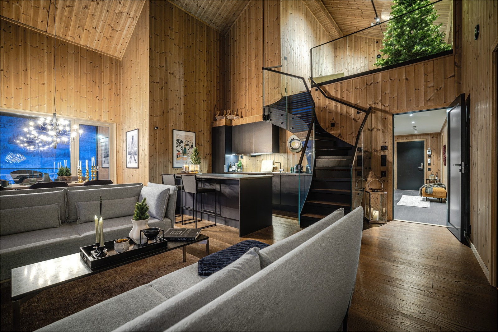 Åpen og innbydende stue/kjøkken løsning med panoramavinduer som slipper fjellet inn i stua. Galleribilde