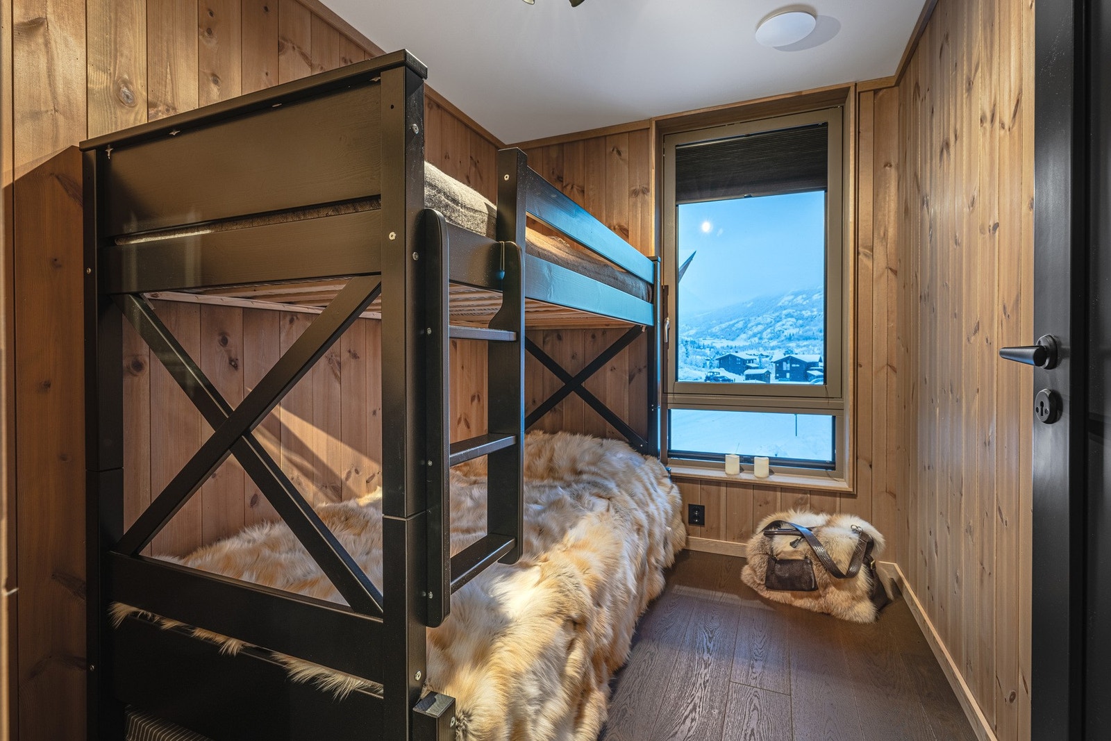 Soverom 3 med køyeseng og utsikt mot snødekte fjell. Galleribilde