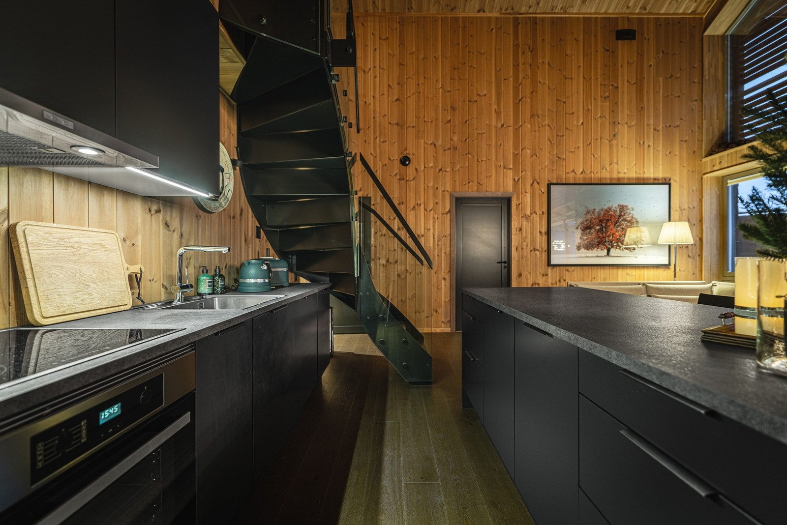 Stilrent og fullt kjøkken med integrerte hvitevarer og god arbeidsplass. Praktisk kjøkkenøy for ekstra plass og oppbevaring, Galleribilde