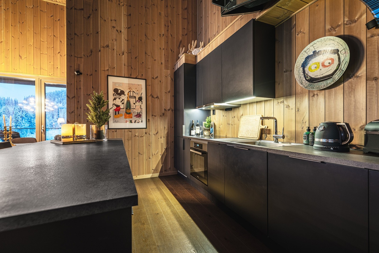 Kjøkkenet har stilren design, perfekt for matlaging og sosiale sammenkomster. Galleribilde