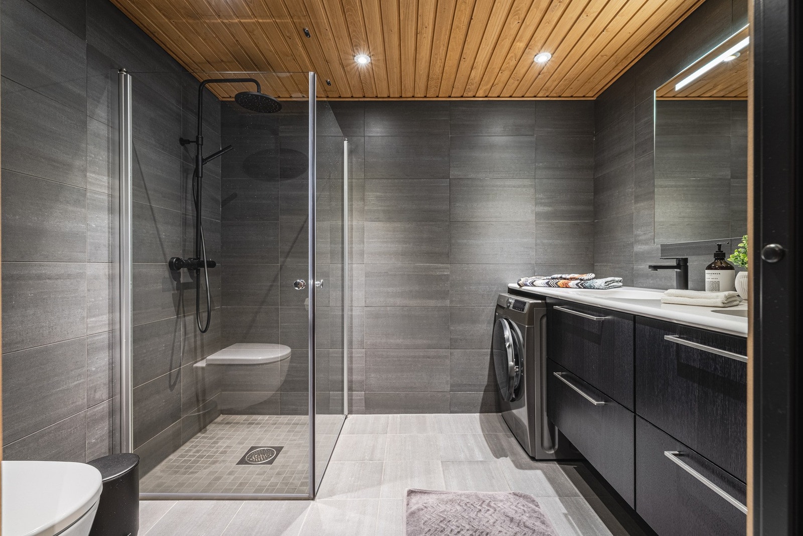 Lekkert baderom med gjennomført design og eksklusive materialvalg. En harmonisk spa-følelse som gir perfekt avslapning etter lange dager i fjellet. Galleribilde