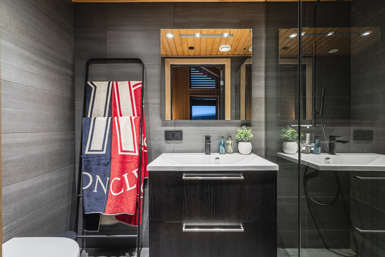 Lekkert baderom med moderne uttrykk, delikate fargetoner og kvalitetsinnredning. Galleribilde