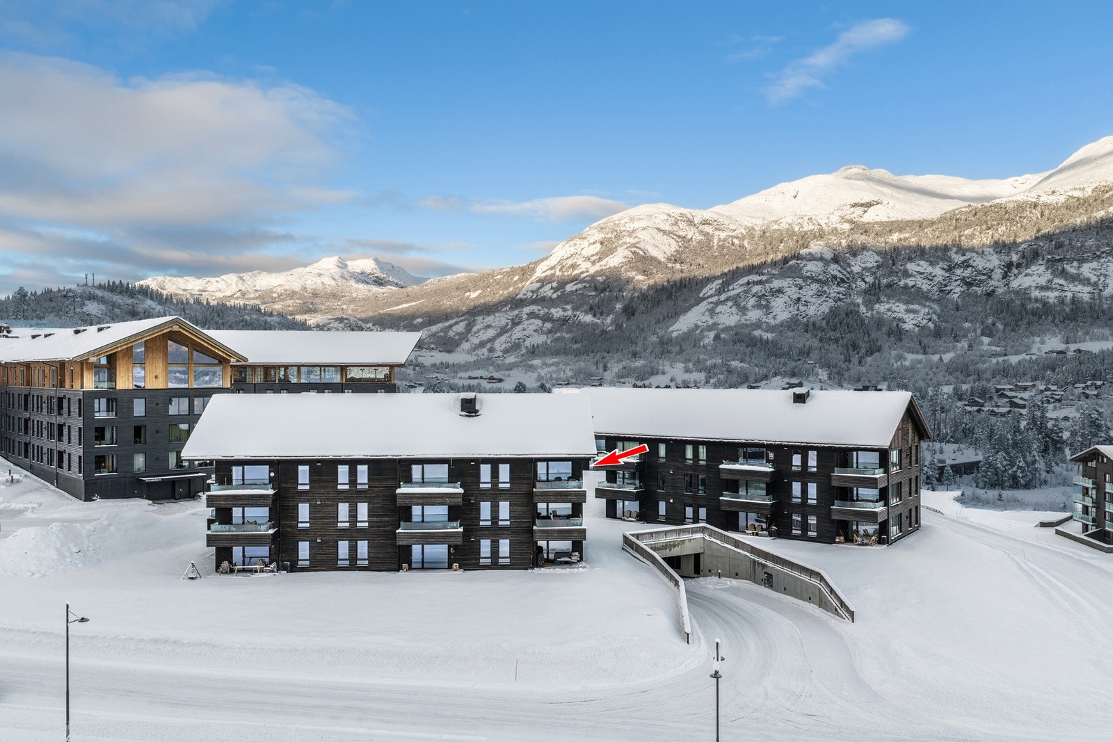 Fyri Tunet består av moderne leilighetsbygg som er tegnet i en skandinavisk, tidsriktig stil med fokus på naturlige materialer tilpasset det alpine miljøet. Galleribilde