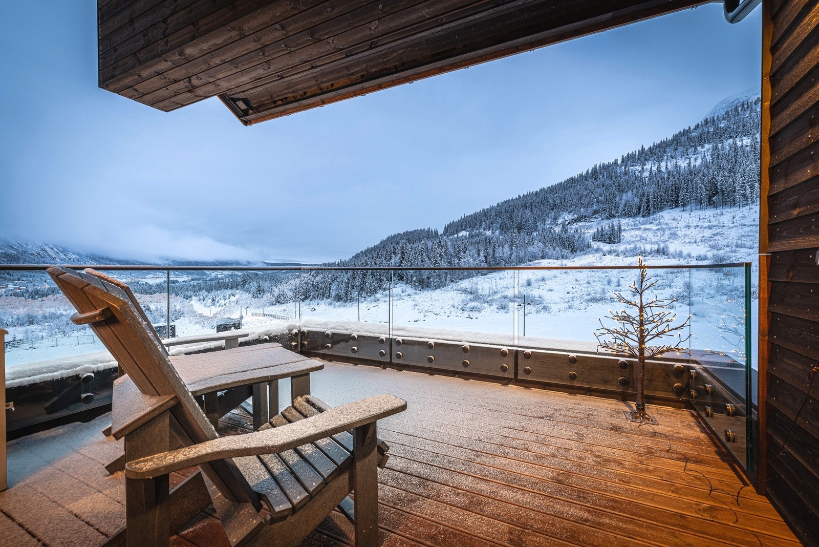 Stor balkong med fantastisk utsikt mot Hemsedals majestetiske fjell - her får du ekte fjellfølelse året rundt Galleribilde