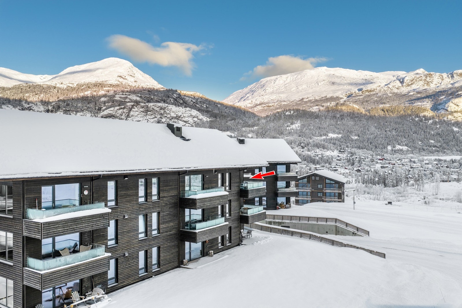 Leiligheten er beliggende i toppetasjen på hjørnet av bygget. Galleribilde