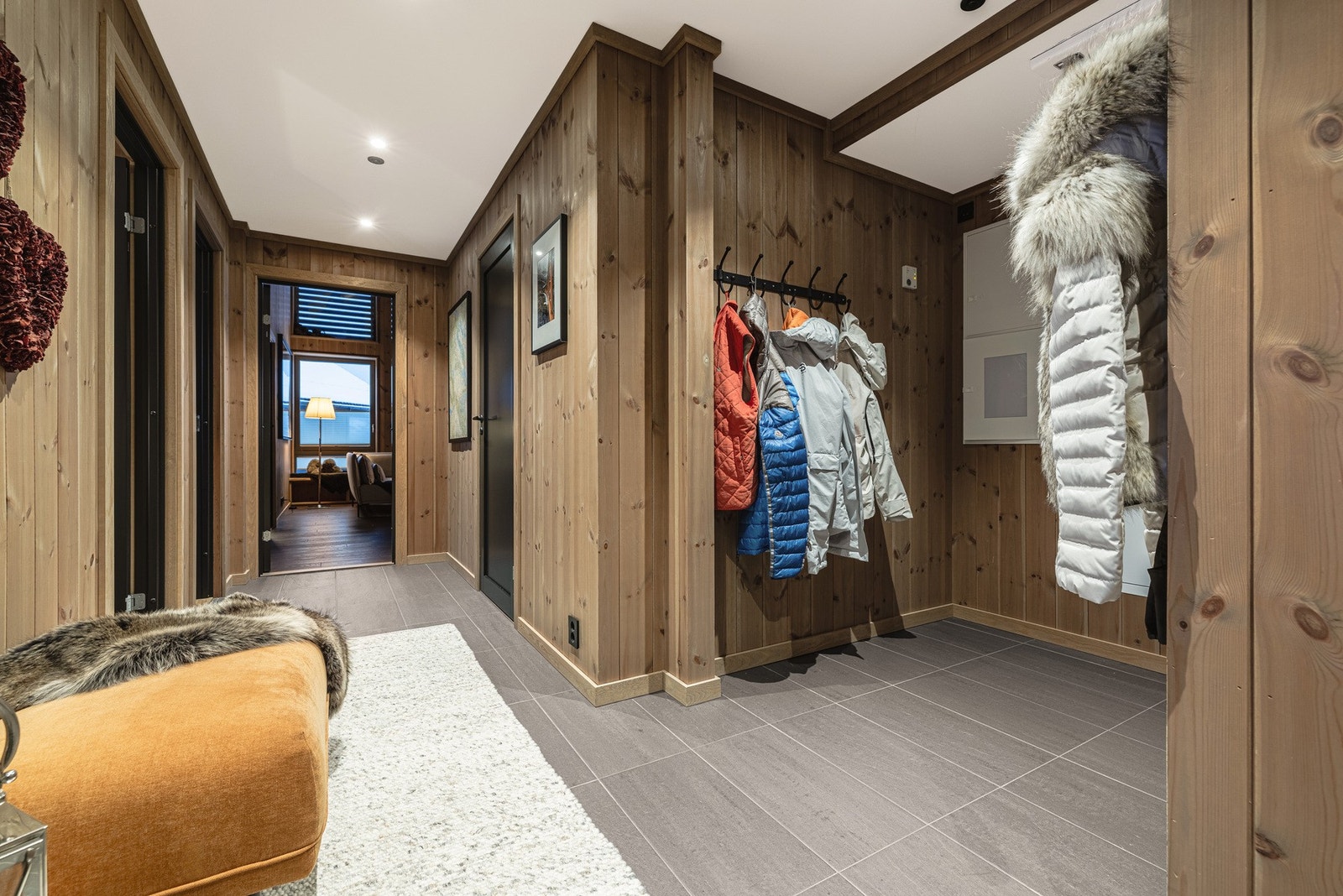 Innbydende hall med generøse arealer og praktisk oppbevaring gir en hyggelig velkomst. Galleribilde