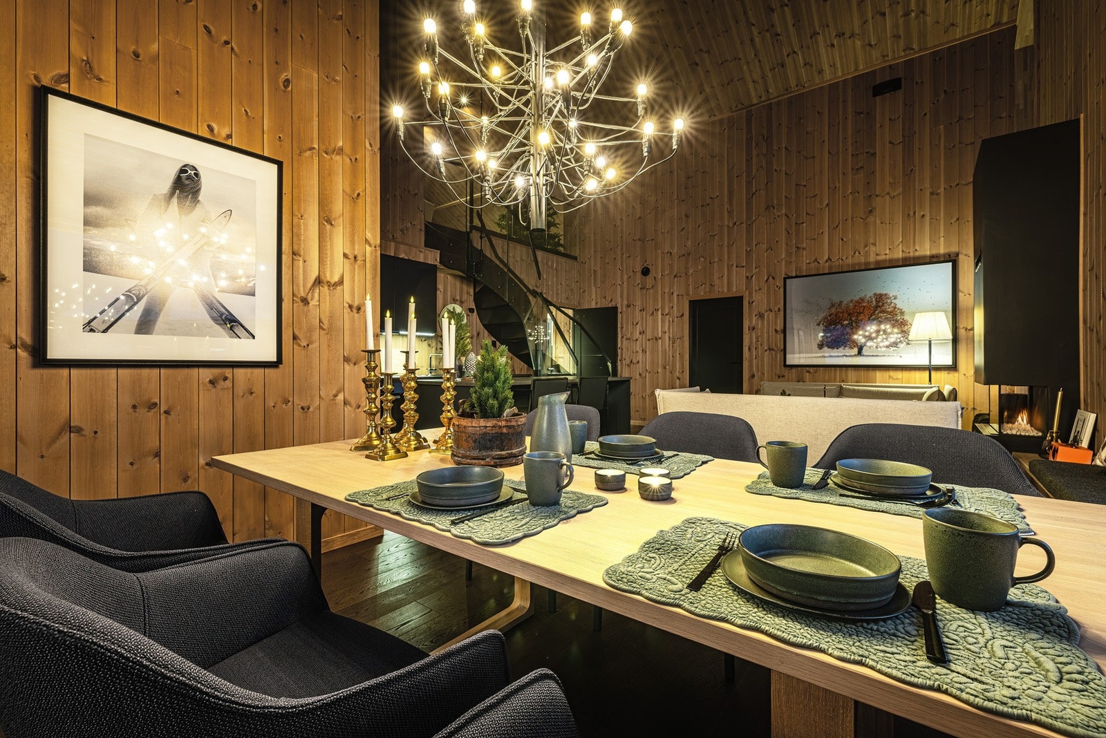 Den åpne kjøkkenløsningen binder stue og spiseplass sammen. Galleribilde