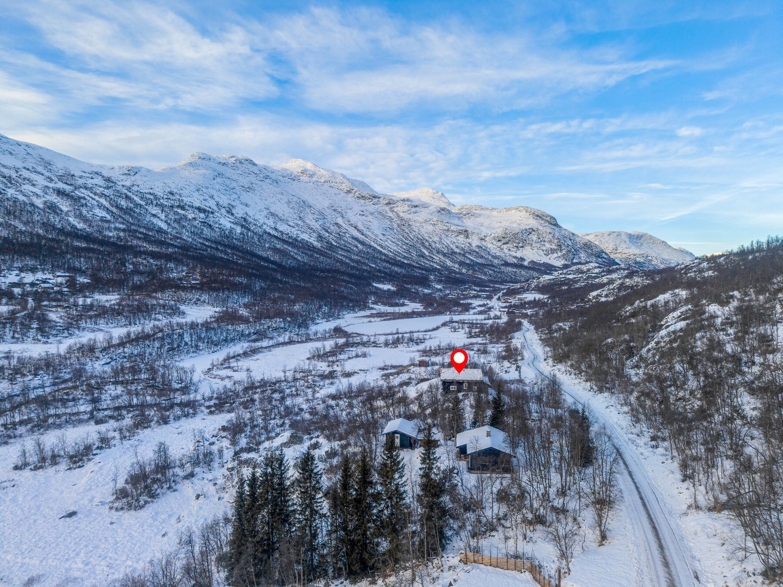 Området byr på fantastiske friluftsmuligheter hele året - kort vei til turstier, toppturer og langrennsløyper om vinteren, samt flotte turmuligheter sommerstid. Galleribilde