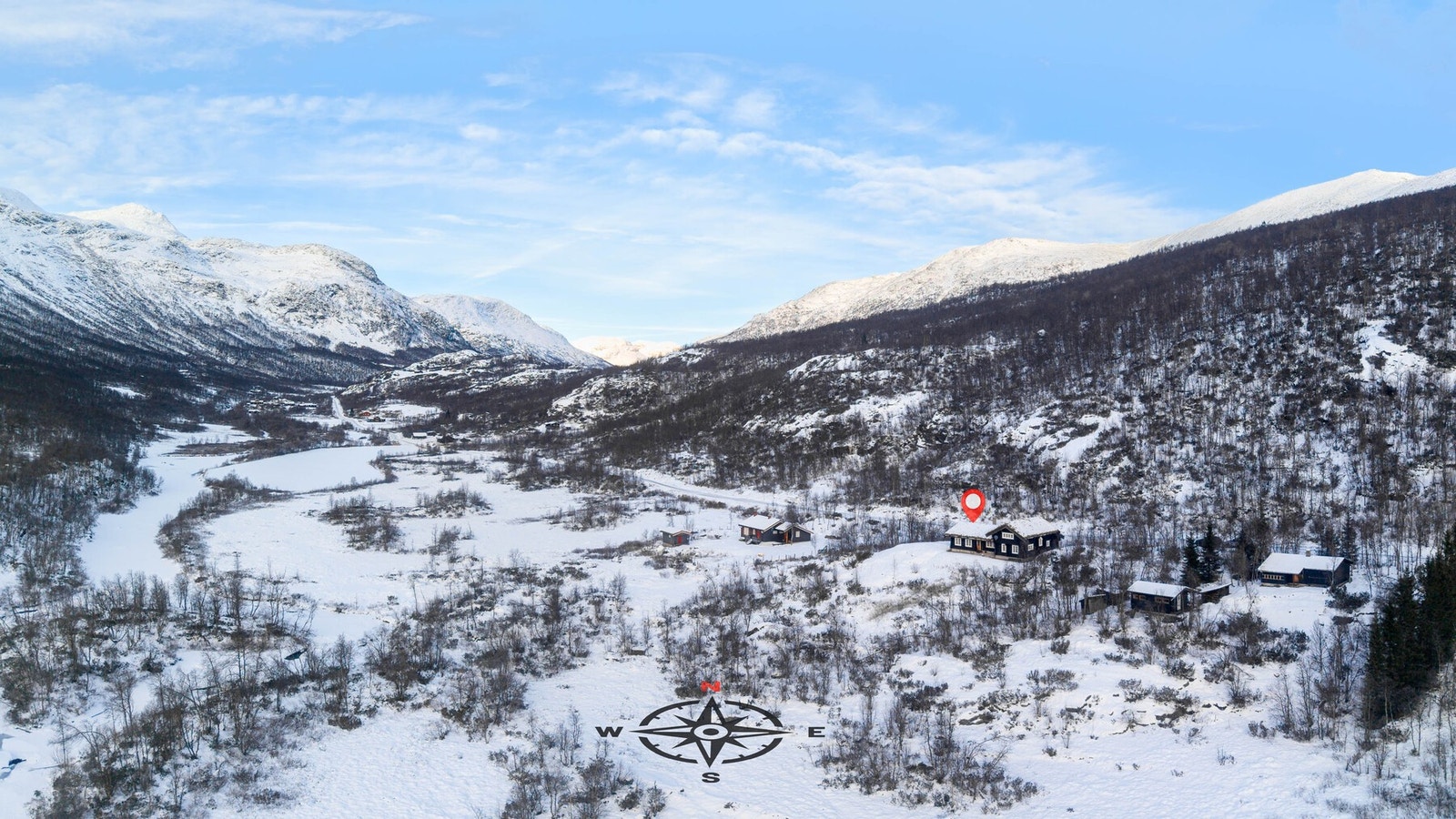 Hytta har en attraktiv beliggenhet i Mørekvamdalen i en fredelig og naturskjønn dal omgitt av fjell og vakre landskap. Galleribilde