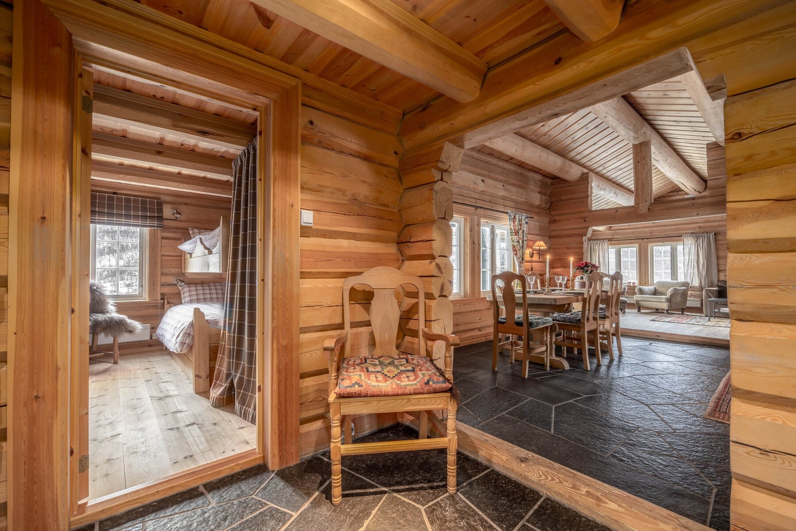 "Utsikt" fra hallen mot både stue og soverom gir en harmonisk og funksjonell romflyt. Galleribilde