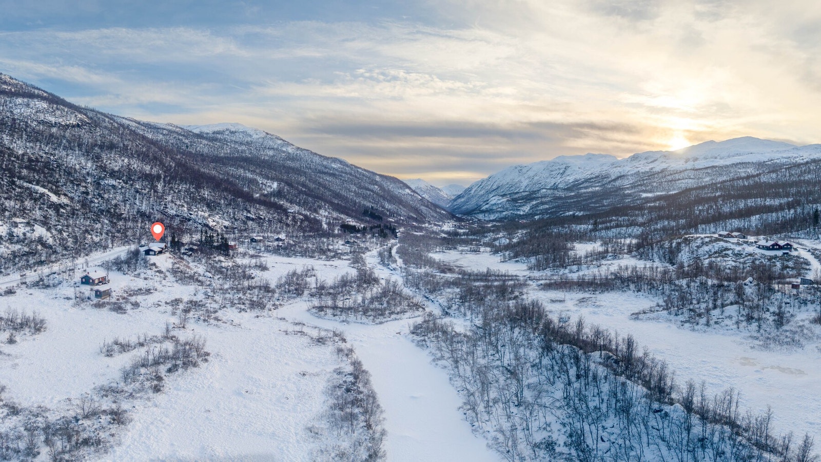 Hytta ligger naturskjønt til rett ved Grøndøla mot enden av Mørekvamdalen rett ved Svarthetta med fantastisk utsikt innover og utover Mørekvamdalen. Galleribilde