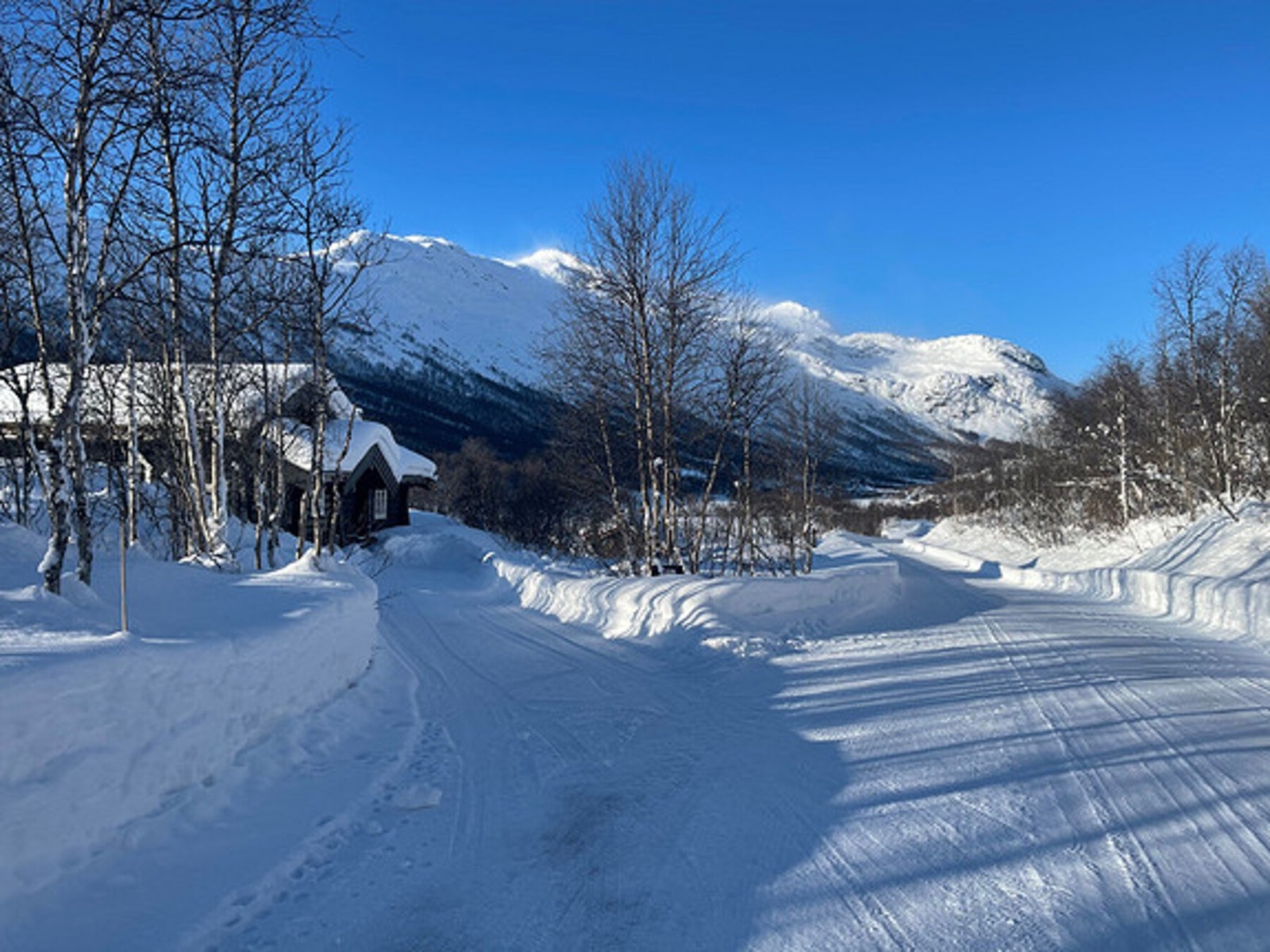 Fjellmegleren har gleden av å presentere Mørekvamvegen 173 - En solid tømmerhytte som ligger på et lite høydedrag i naturskjønne Mørekvamdalen. Foto av fotograf Steinar Bleken og selgers egne bilder. Galleribilde