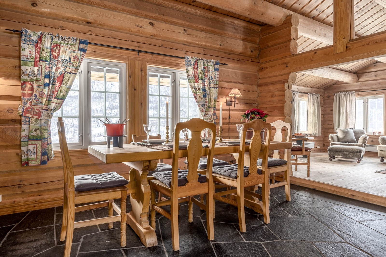 Hyggelig spiseplass på kjøkkenet som inviterer til langsomme måltider, stille morgener og lange middager i en nydelig fjellatmosfære. Galleribilde