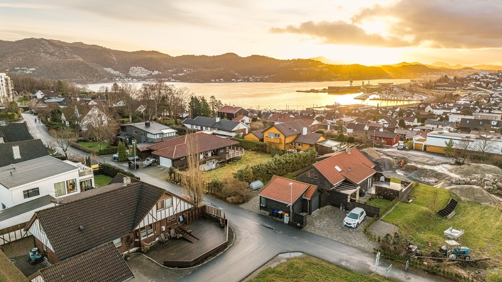 Beliggenheten er ideell for familier, i trygge og rolige omgivelser med gangavstand til skoler, barnehager og fritidsaktiviteter. Galleribilde