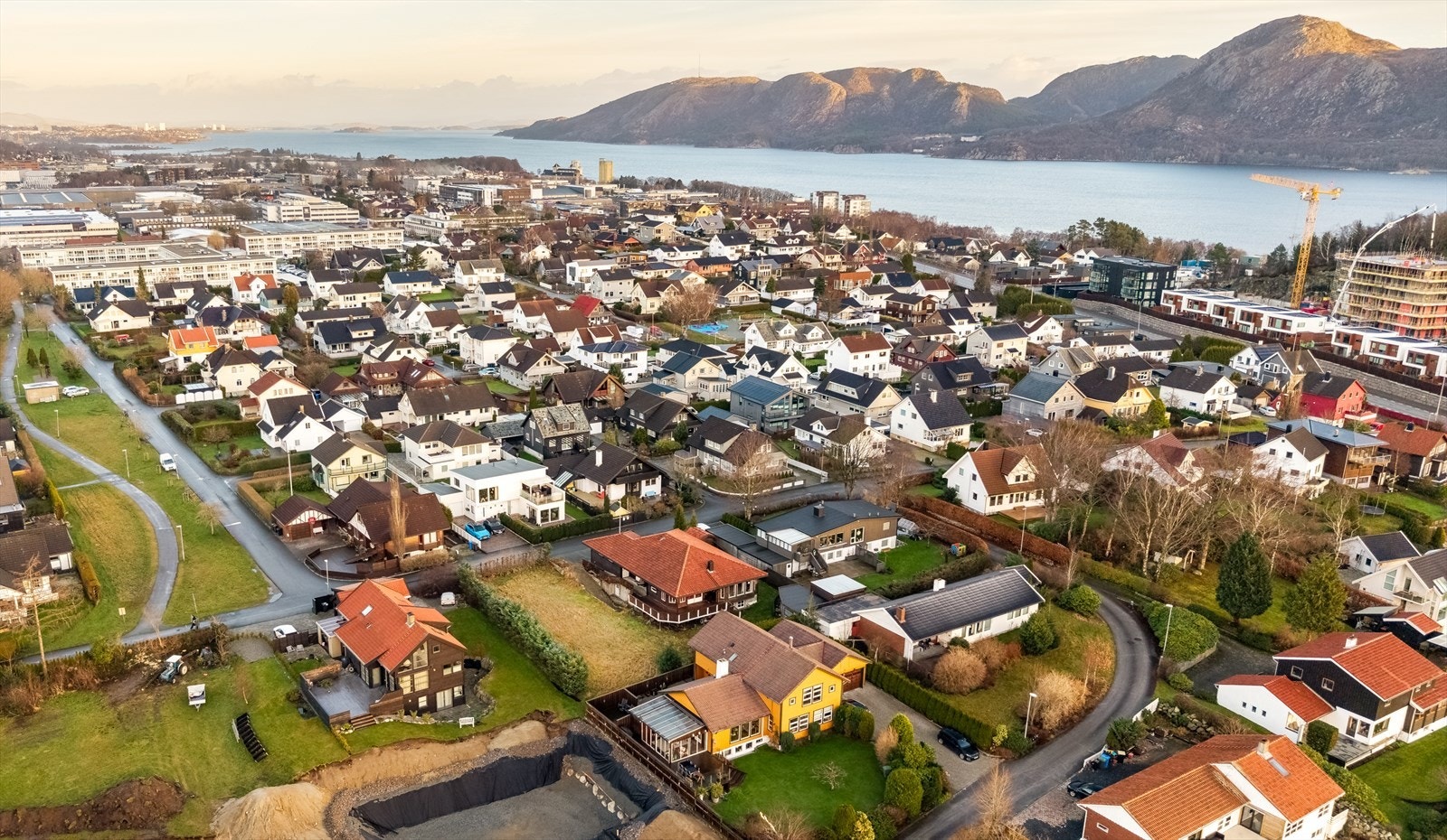 Det er et rolig barnevennlig strøk i en blindvei og er sentral i forhold til offentlig transport, butikker, skoler, barnehage, bank, post, butikk og bensinstasjon Galleribilde