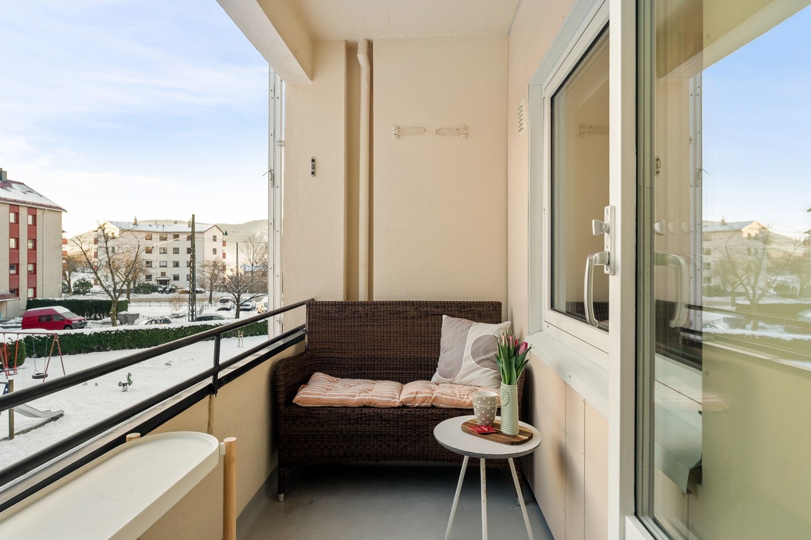 Fra stuen har du utgang til egen balkong med plass til en mindre sittegruppe, grill og planter. Galleribilde