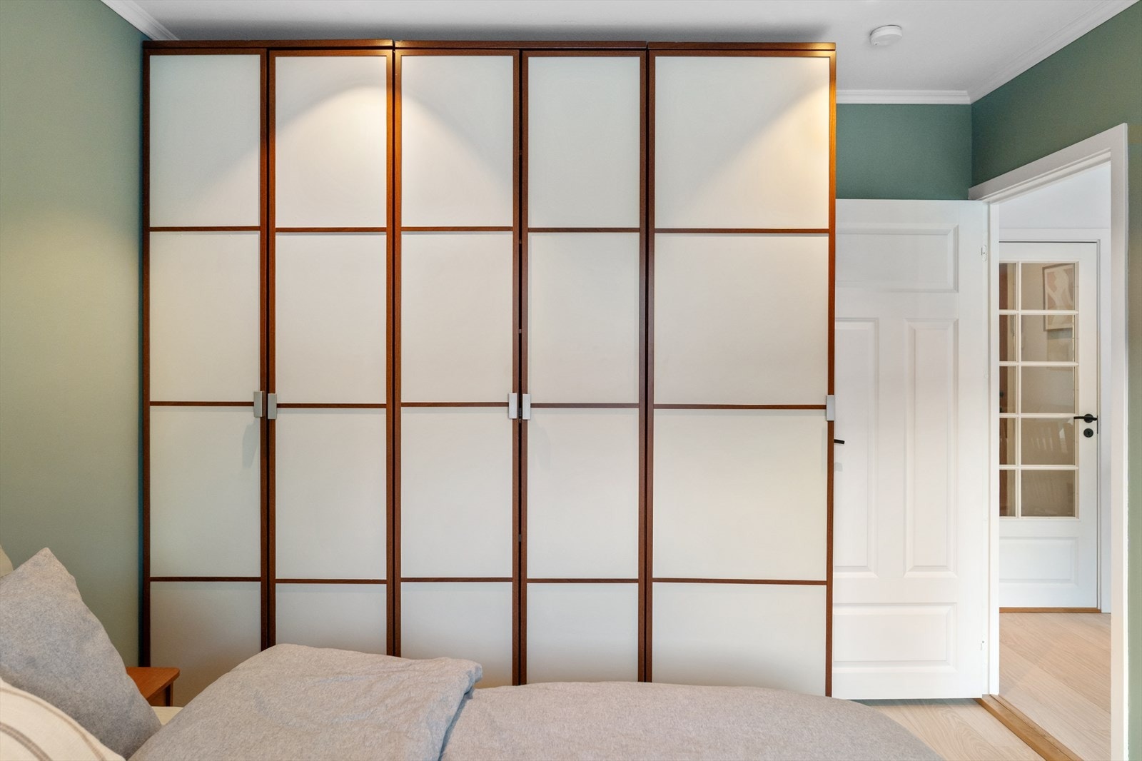 Dette gir muligheten for ekstra stort garderobeskap. Dette medfølger handelen. Galleribilde