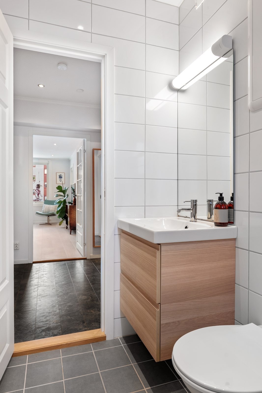 Badet har elektrisk styrt vifte og downlights i tak. Galleribilde