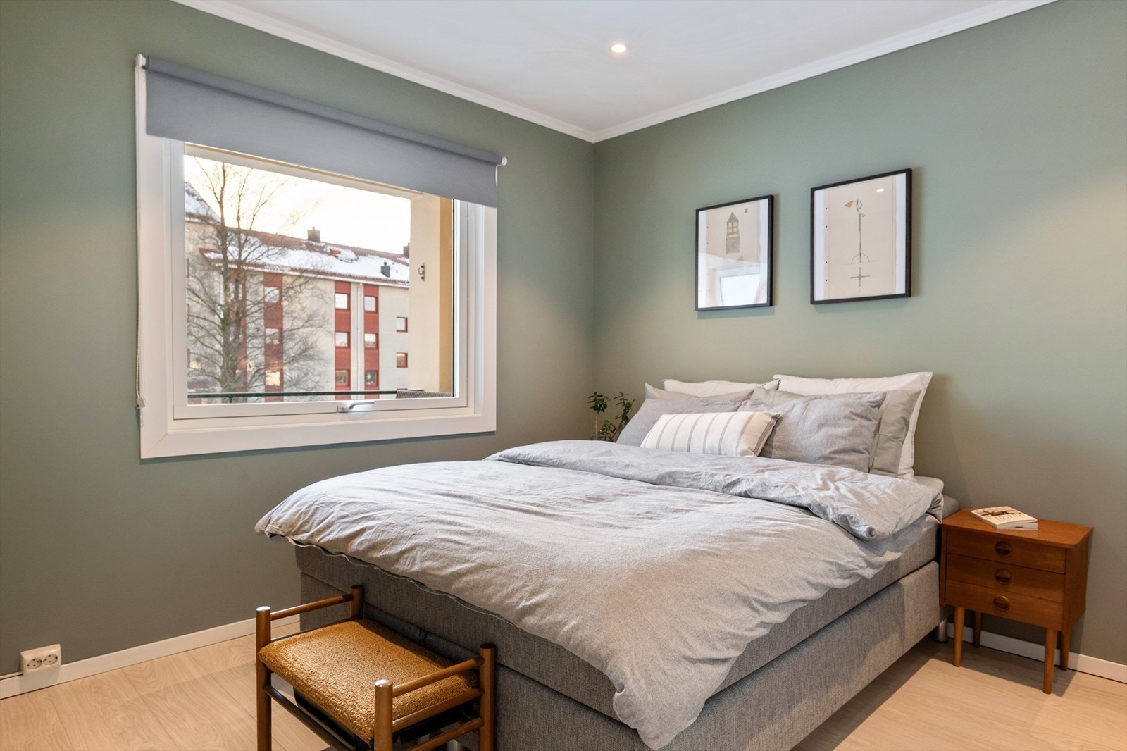 Romslig soverom ca. 10,2 m² med plass til dobbeltseng, garderobe, nattbord og annen ønsket innredning. Galleribilde