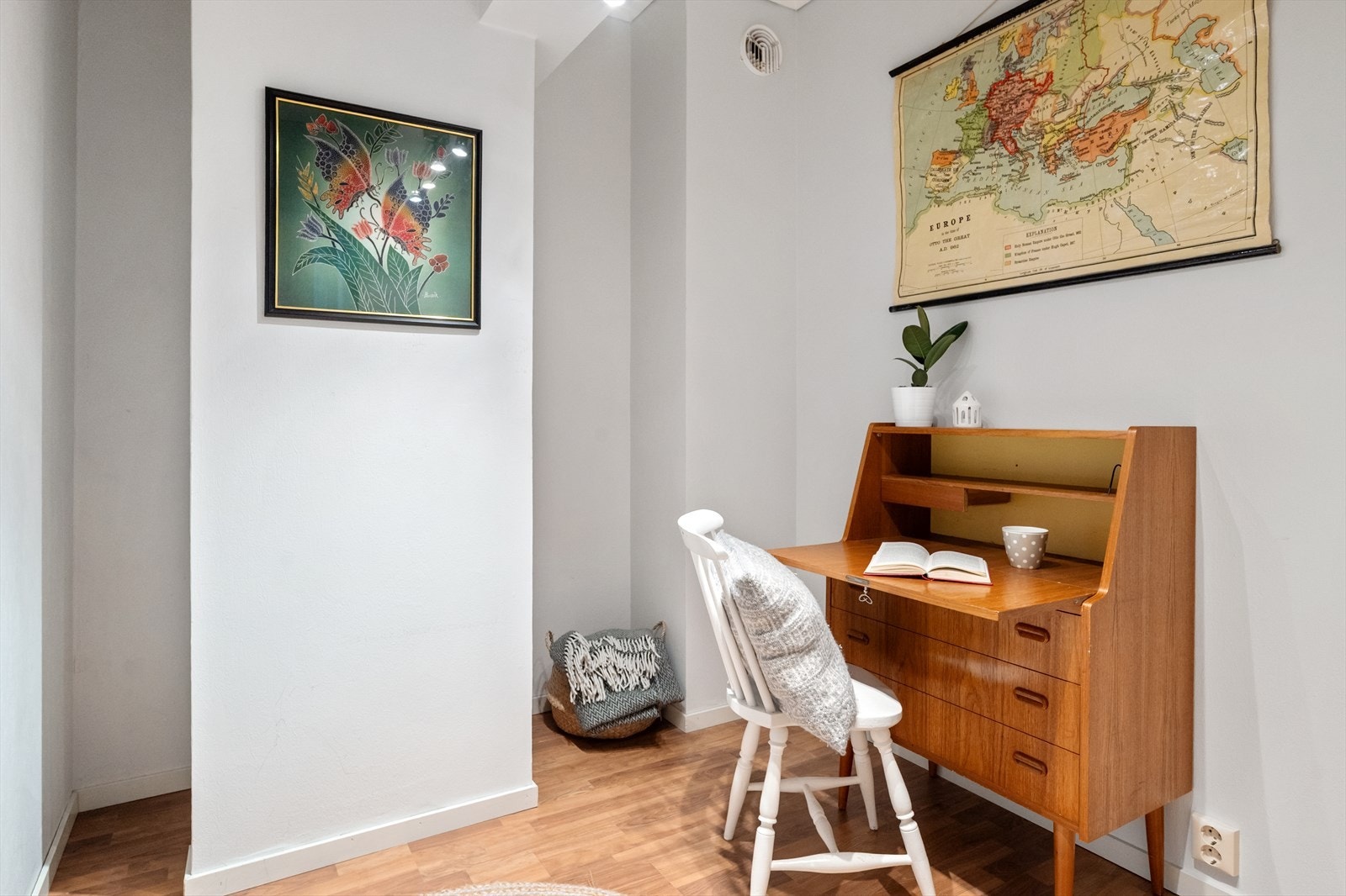 Innvendig bod ca. 4,8 m² samt to eksterne kjellerboder på henholdsvis 4,8 m² og 2,2 m² for rikelig med plass til oppbevaring. Galleribilde