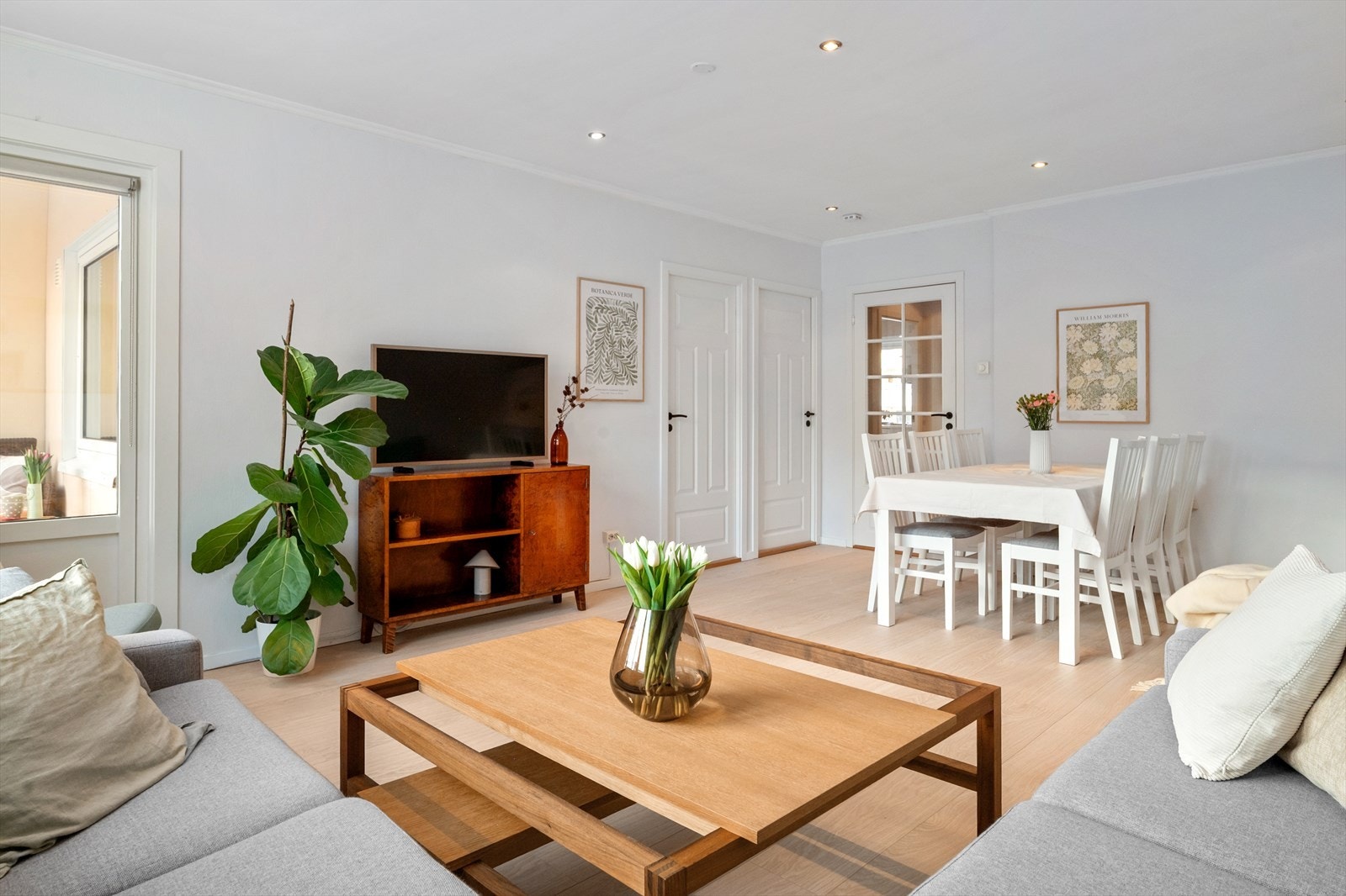 Stuen er ca. 23,1 m² og kan innredes med både sofa-og spisegruppe. Galleribilde