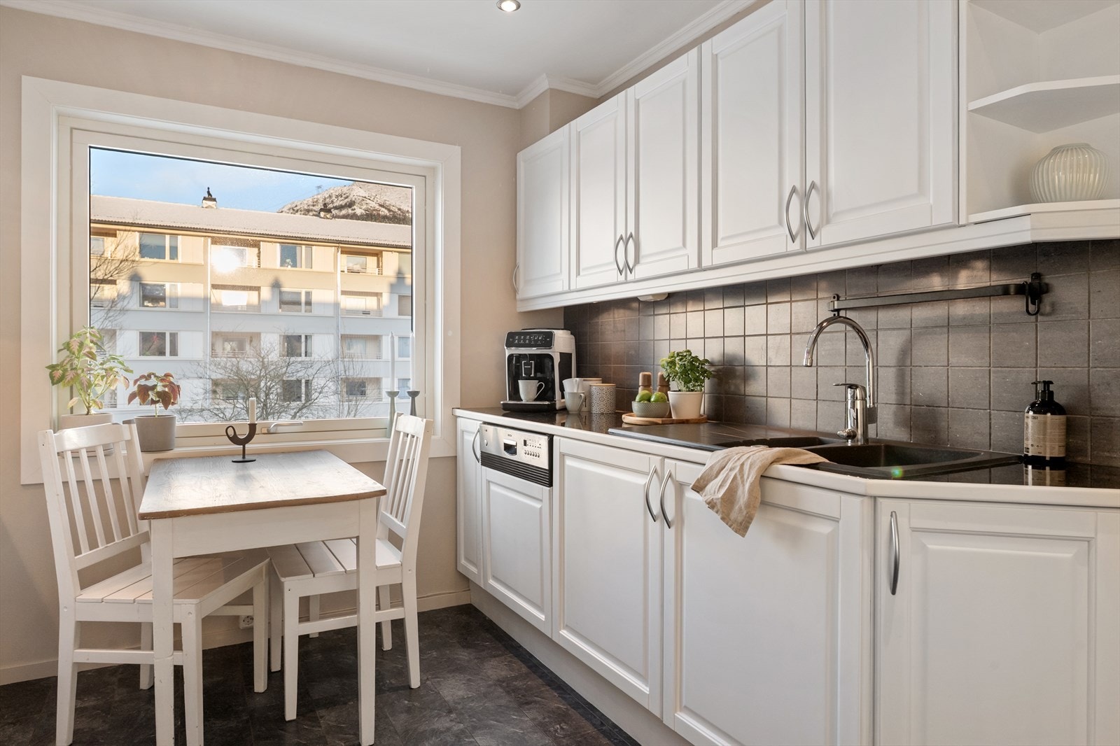 Fra kjøkkenet er det herlig utsikt til Ulriken, hvor kaffen kan nytes til morgensolen. Galleribilde